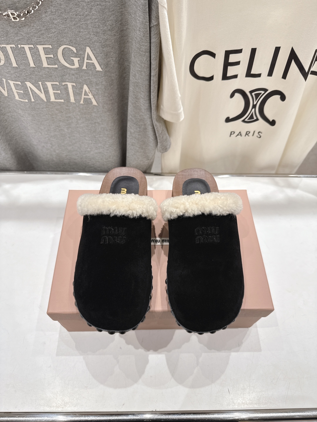 高版本出厂  
  MiuMiu/缪缪2025ss秋冬最新火爆款勃肯穆勒毛毛拖鞋 半包拖

原版倒模楦型