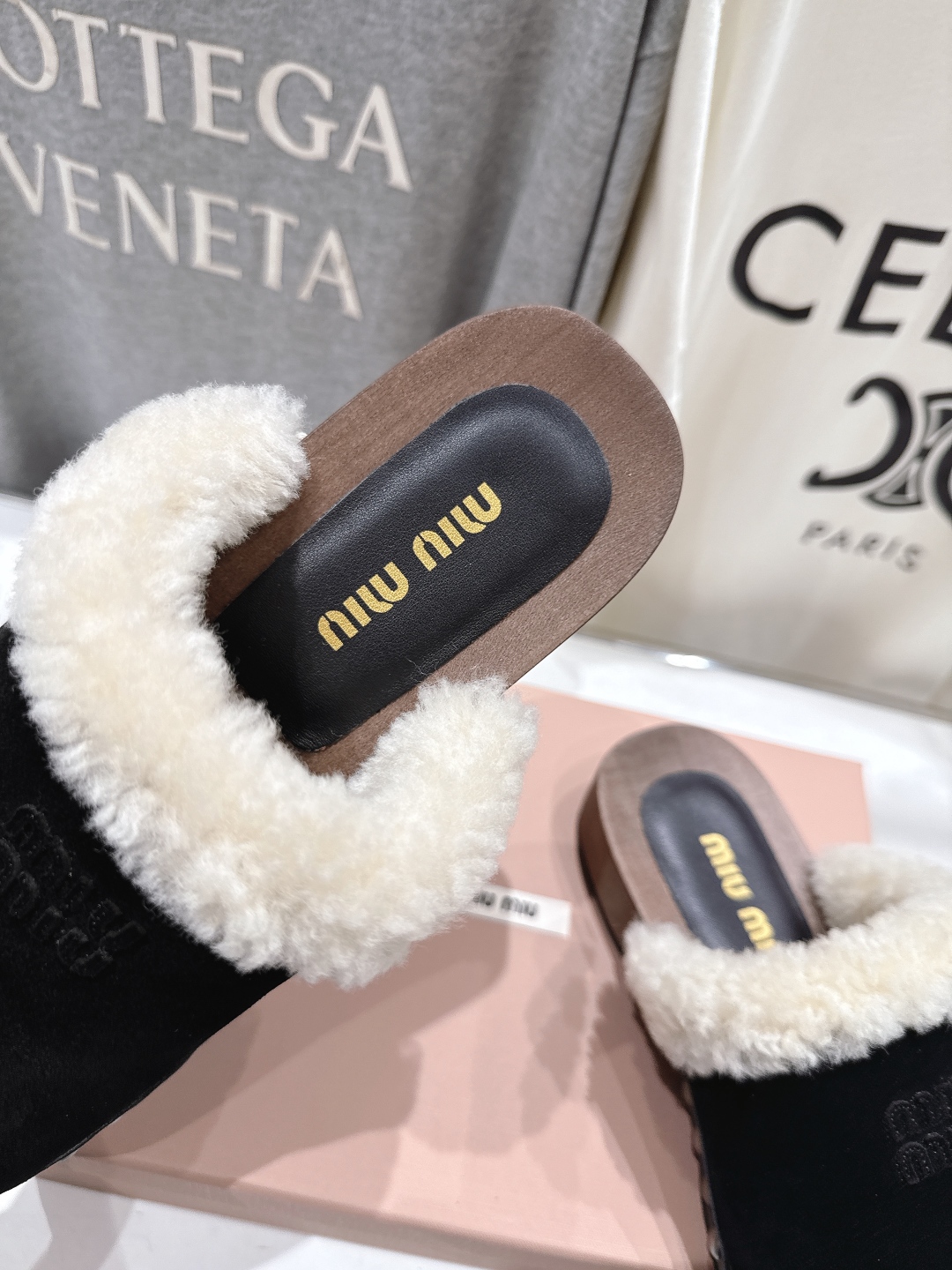 高版本出厂  
  MiuMiu/缪缪2025ss秋冬最新火爆款勃肯穆勒毛毛拖鞋 半包拖

原版倒模楦型