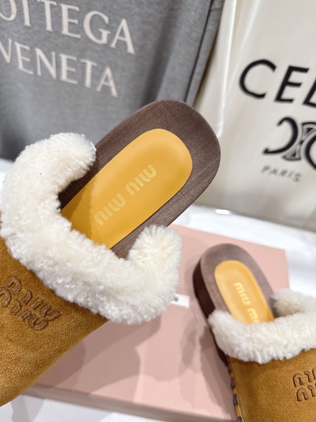 高版本出厂  
  MiuMiu/缪缪2025ss秋冬最新火爆款勃肯穆勒毛毛拖鞋 半包拖

原版倒模楦型
