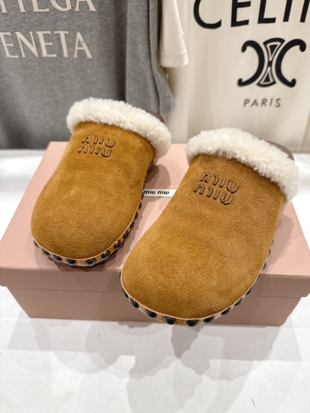 高版本出厂  
  MiuMiu/缪缪2025ss秋冬最新火爆款勃肯穆勒毛毛拖鞋 半包拖

原版倒模楦型