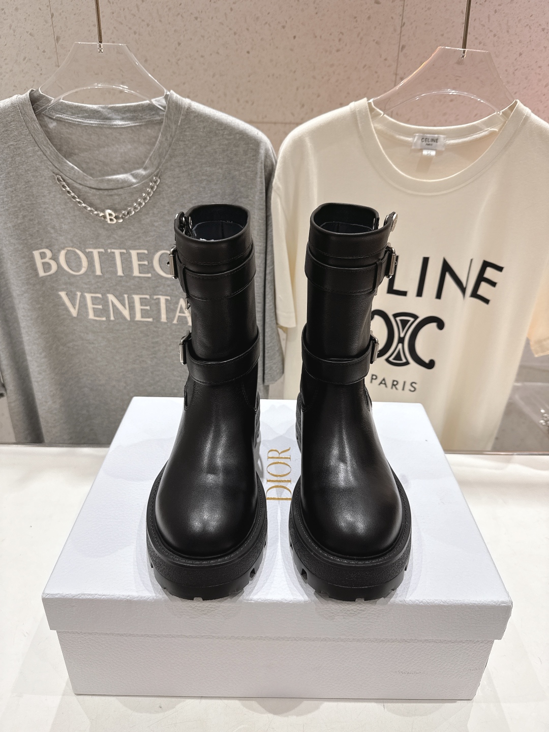 高版本出厂
 Dior/迪奥D家2025ss最新走秀新款短靴机车靴马丁靴～
原版开发细节完美，精致纹理细