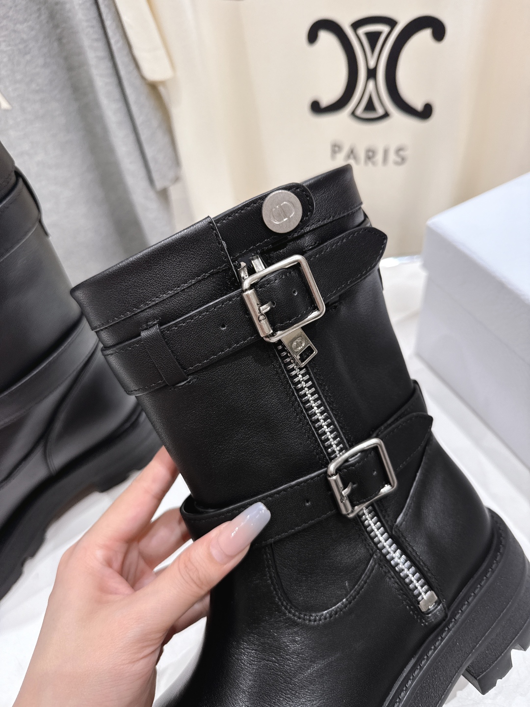 高版本出厂
 Dior/迪奥D家2025ss最新走秀新款短靴机车靴马丁靴～
原版开发细节完美，精致纹理细