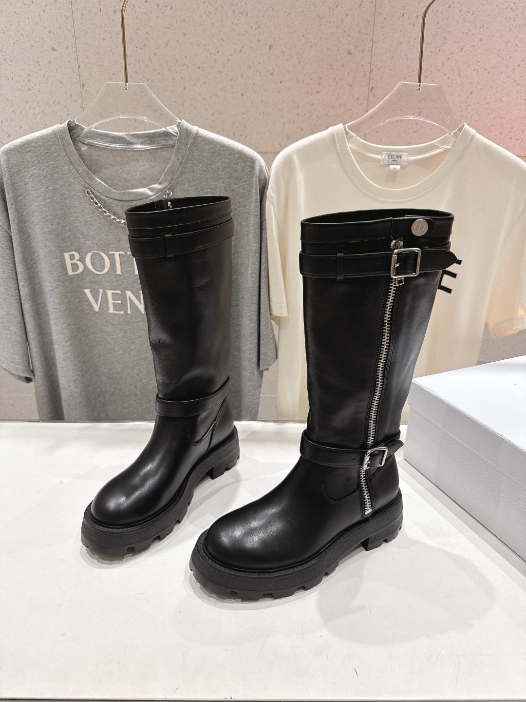 高版本出厂
 Dior/迪奥D家2025ss最新走秀新款长靴机车靴马丁靴～
原版开发细节完美，精致纹理细