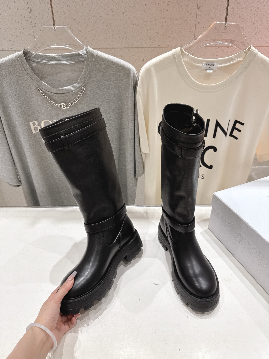 高版本出厂
 Dior/迪奥D家2025ss最新走秀新款长靴机车靴马丁靴～
原版开发细节完美，精致纹理细