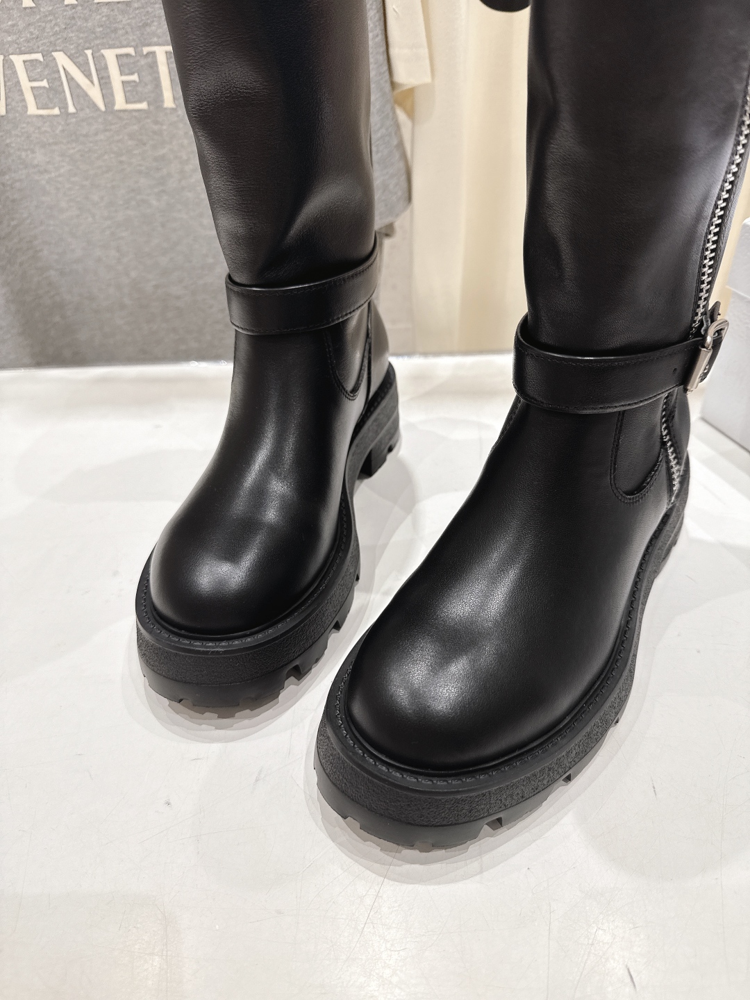 高版本出厂
 Dior/迪奥D家2025ss最新走秀新款长靴机车靴马丁靴～
原版开发细节完美，精致纹理细