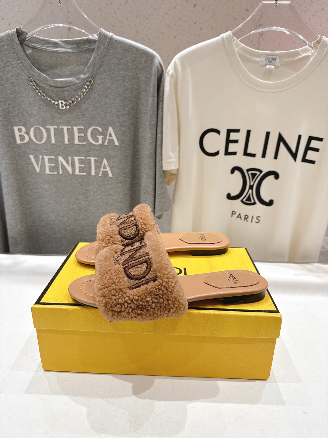 高版本出厂  
  Fendi/芬迪2025ss秋冬新款居家平底毛毛拖鞋，真是好玩好看好萌哒
原版复刻精