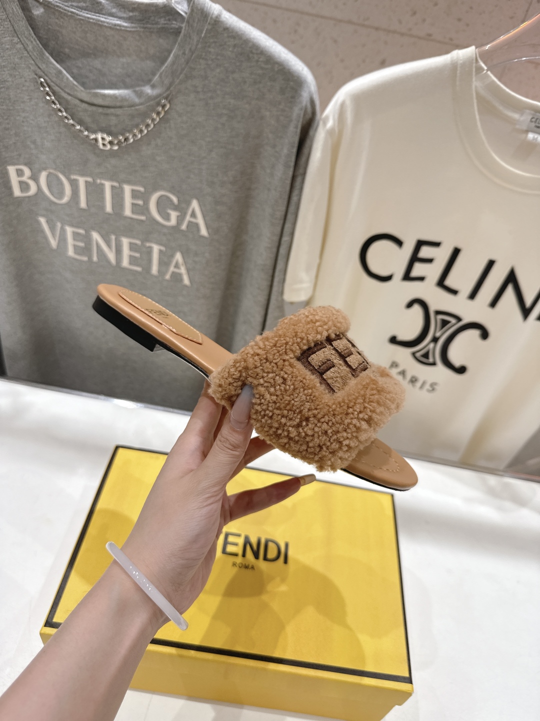 高版本出厂  
  Fendi/芬迪2025ss秋冬新款居家平底毛毛拖鞋，真是好玩好看好萌哒
原版复刻精