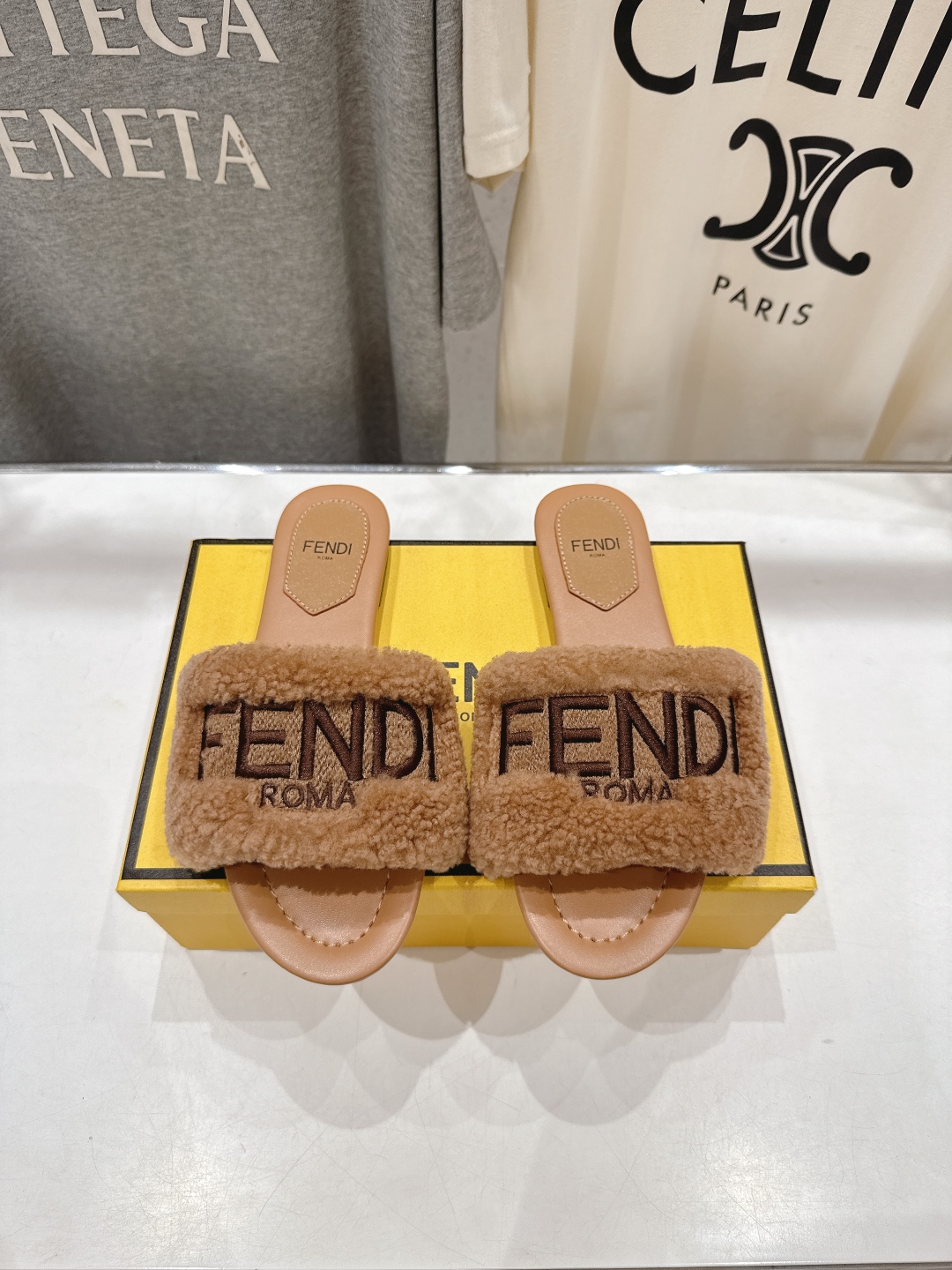 高版本出厂  
  Fendi/芬迪2025ss秋冬新款居家平底毛毛拖鞋，真是好玩好看好萌哒
原版复刻精