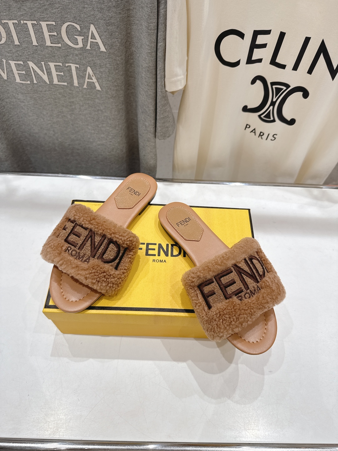 高版本出厂  
  Fendi/芬迪2025ss秋冬新款居家平底毛毛拖鞋，真是好玩好看好萌哒
原版复刻精