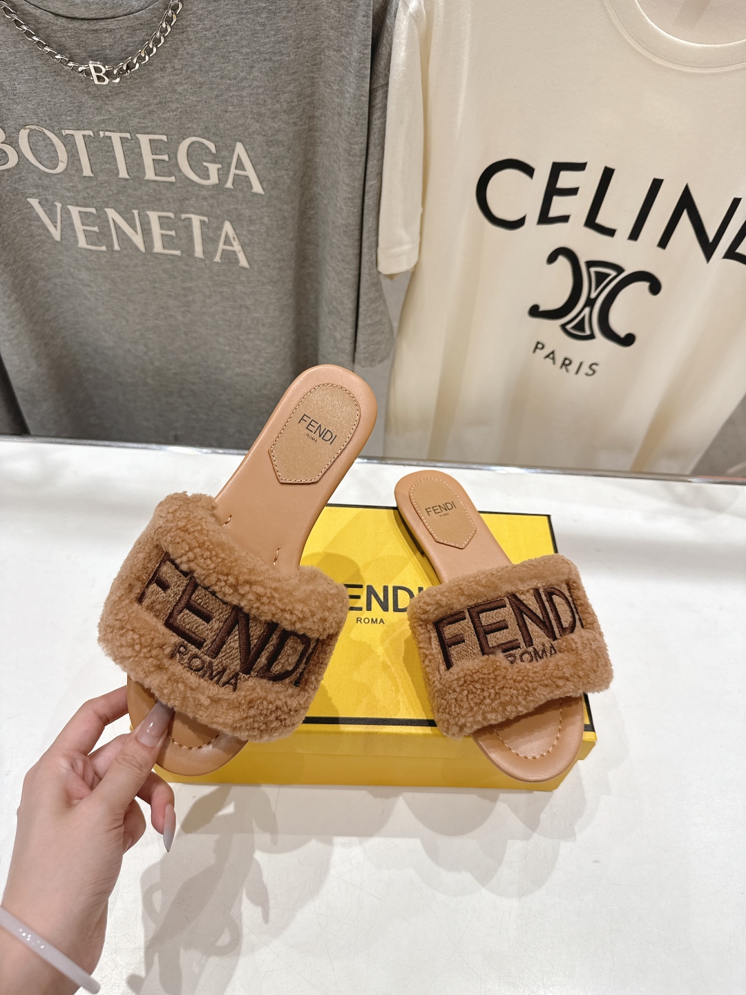 高版本出厂  
  Fendi/芬迪2025ss秋冬新款居家平底毛毛拖鞋，真是好玩好看好萌哒
原版复刻精