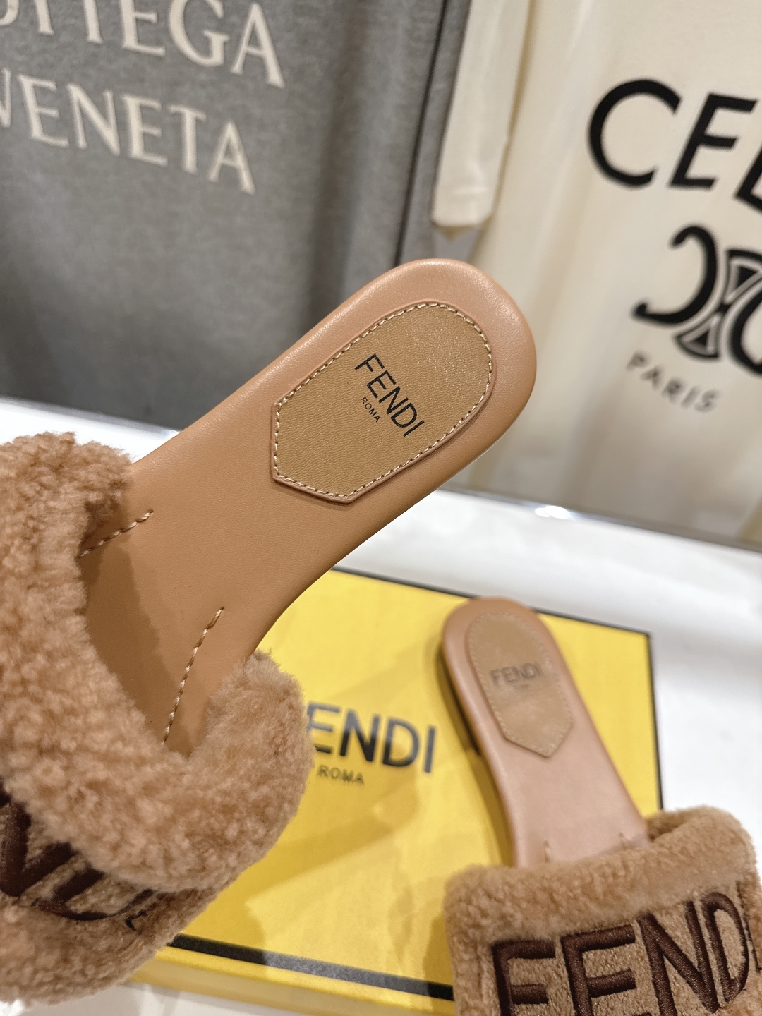高版本出厂  
  Fendi/芬迪2025ss秋冬新款居家平底毛毛拖鞋，真是好玩好看好萌哒
原版复刻精