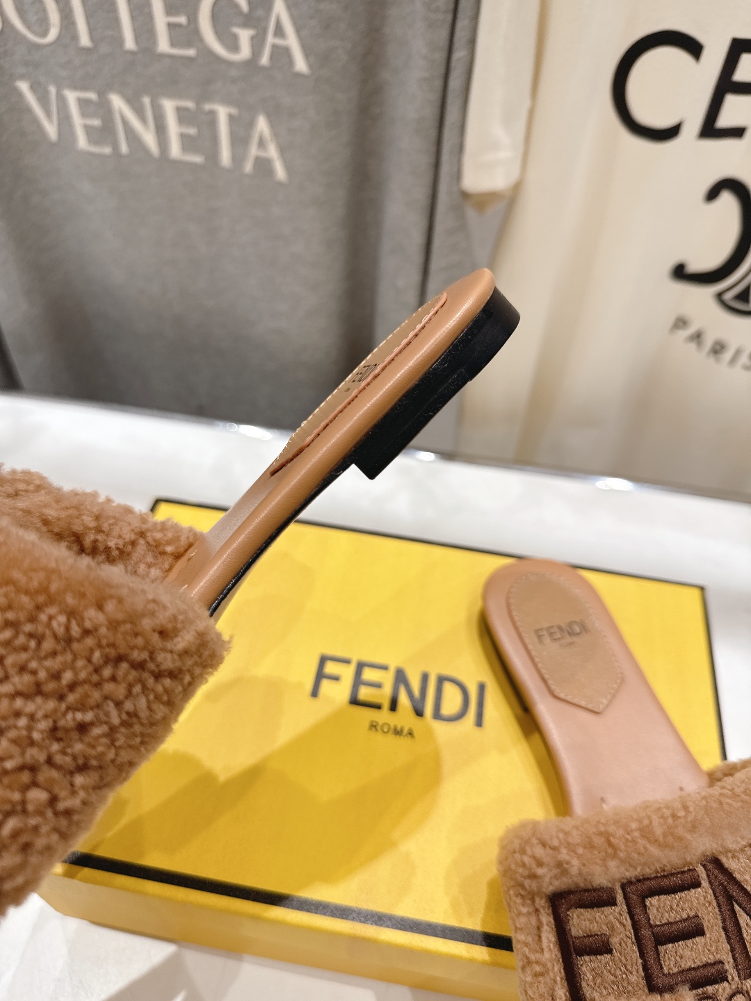 高版本出厂  
  Fendi/芬迪2025ss秋冬新款居家平底毛毛拖鞋，真是好玩好看好萌哒
原版复刻精