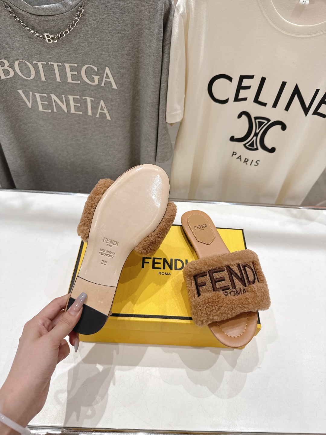高版本出厂  
  Fendi/芬迪2025ss秋冬新款居家平底毛毛拖鞋，真是好玩好看好萌哒
原版复刻精