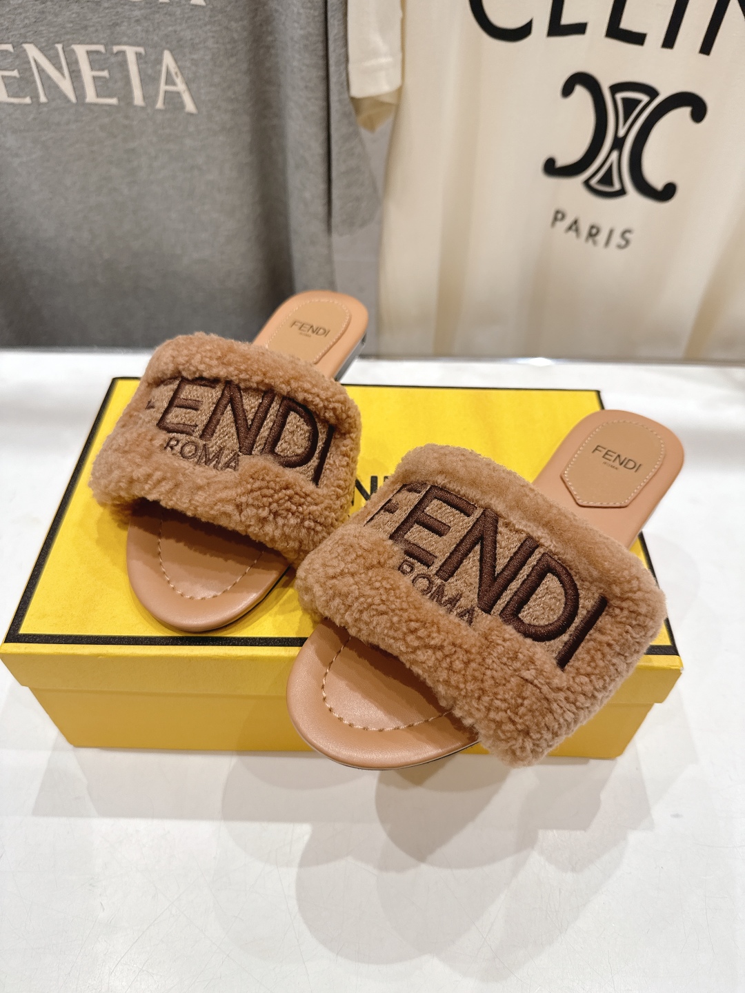 高版本出厂  
  Fendi/芬迪2025ss秋冬新款居家平底毛毛拖鞋，真是好玩好看好萌哒
原版复刻精
