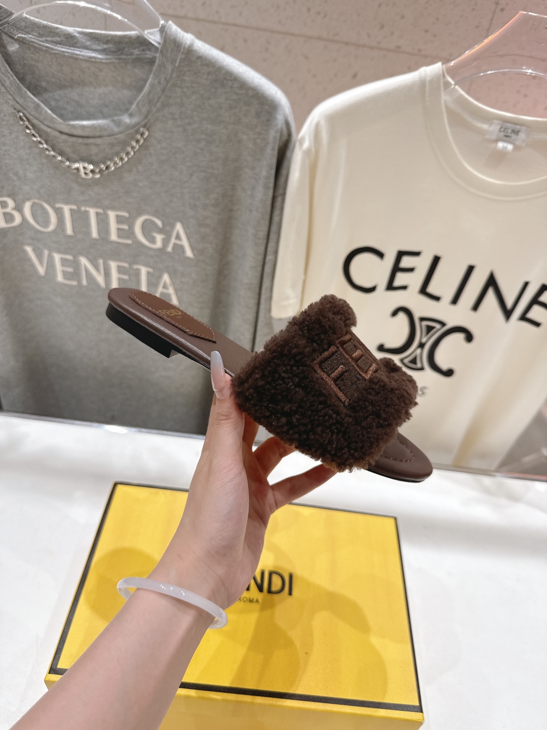 高版本出厂  
  Fendi/芬迪2025ss秋冬新款居家平底毛毛拖鞋，真是好玩好看好萌哒
原版复刻精