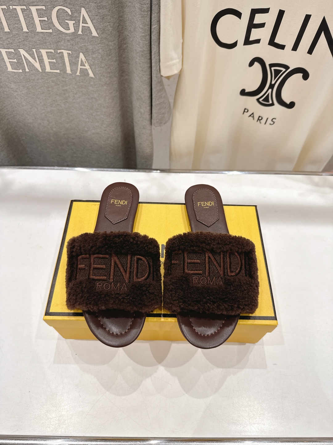 高版本出厂  
  Fendi/芬迪2025ss秋冬新款居家平底毛毛拖鞋，真是好玩好看好萌哒
原版复刻精