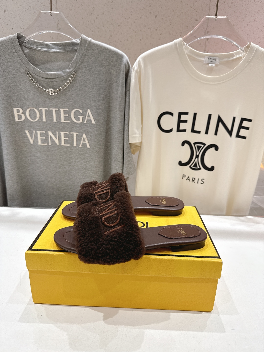 高版本出厂  
  Fendi/芬迪2025ss秋冬新款居家平底毛毛拖鞋，真是好玩好看好萌哒
原版复刻精