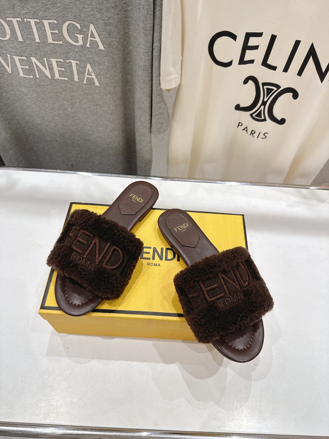 高版本出厂  
  Fendi/芬迪2025ss秋冬新款居家平底毛毛拖鞋，真是好玩好看好萌哒
原版复刻精