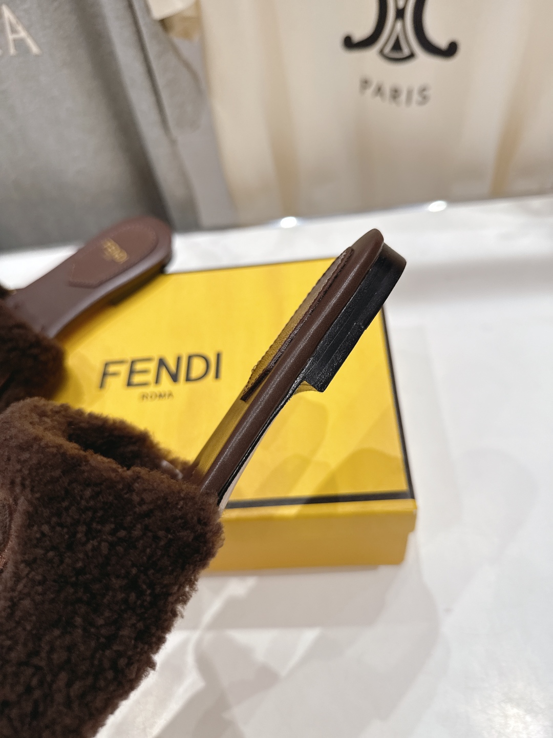 高版本出厂  
  Fendi/芬迪2025ss秋冬新款居家平底毛毛拖鞋，真是好玩好看好萌哒
原版复刻精