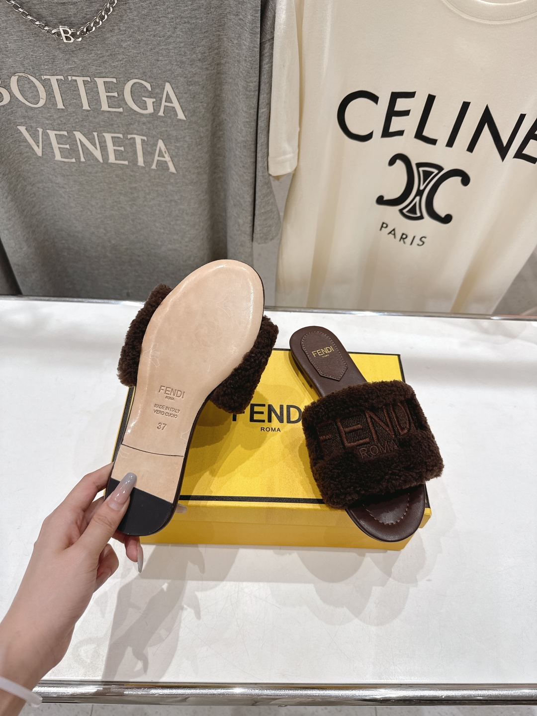 高版本出厂  
  Fendi/芬迪2025ss秋冬新款居家平底毛毛拖鞋，真是好玩好看好萌哒
原版复刻精