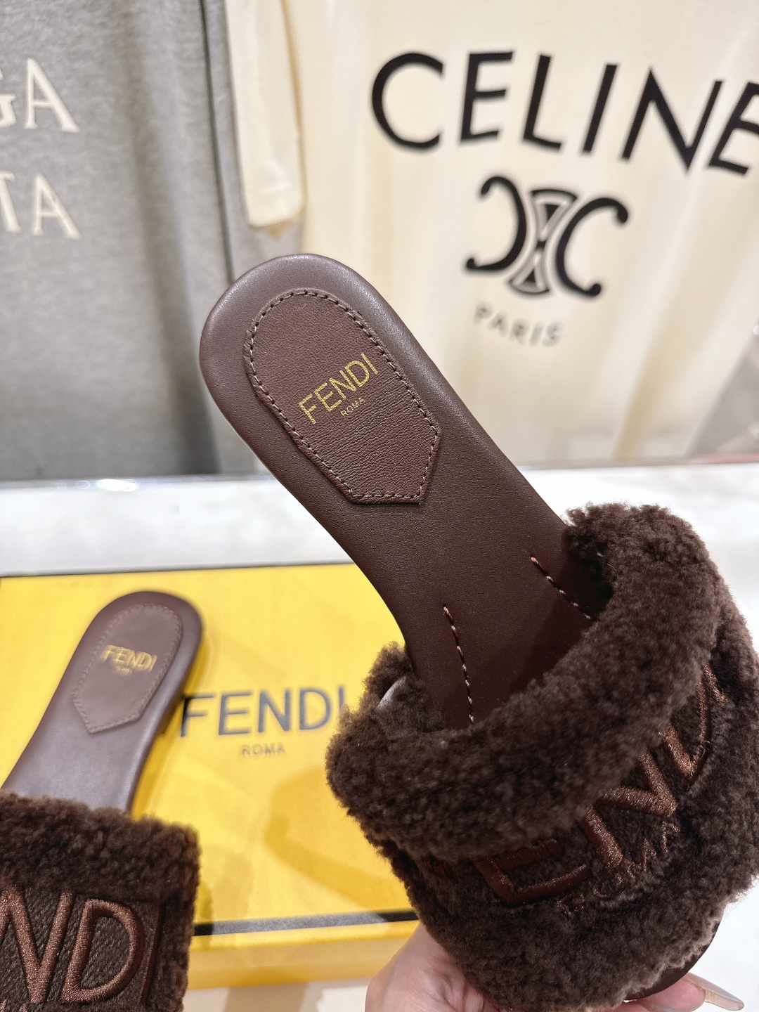 高版本出厂  
  Fendi/芬迪2025ss秋冬新款居家平底毛毛拖鞋，真是好玩好看好萌哒
原版复刻精