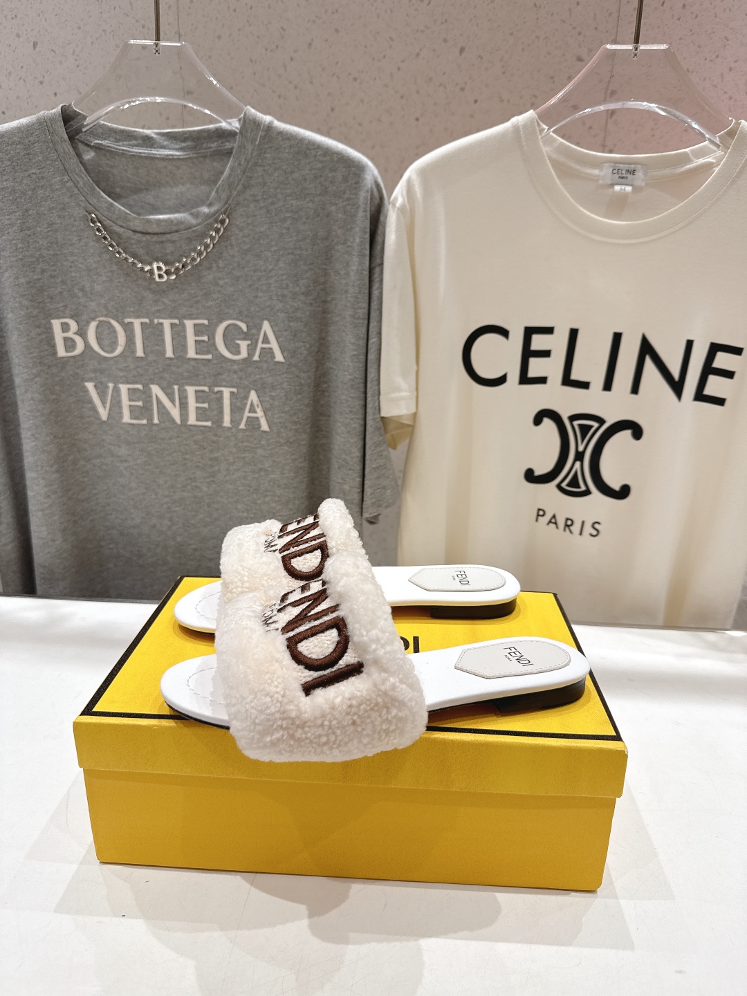 高版本出厂  
  Fendi/芬迪2025ss秋冬新款居家平底毛毛拖鞋，真是好玩好看好萌哒
原版复刻精