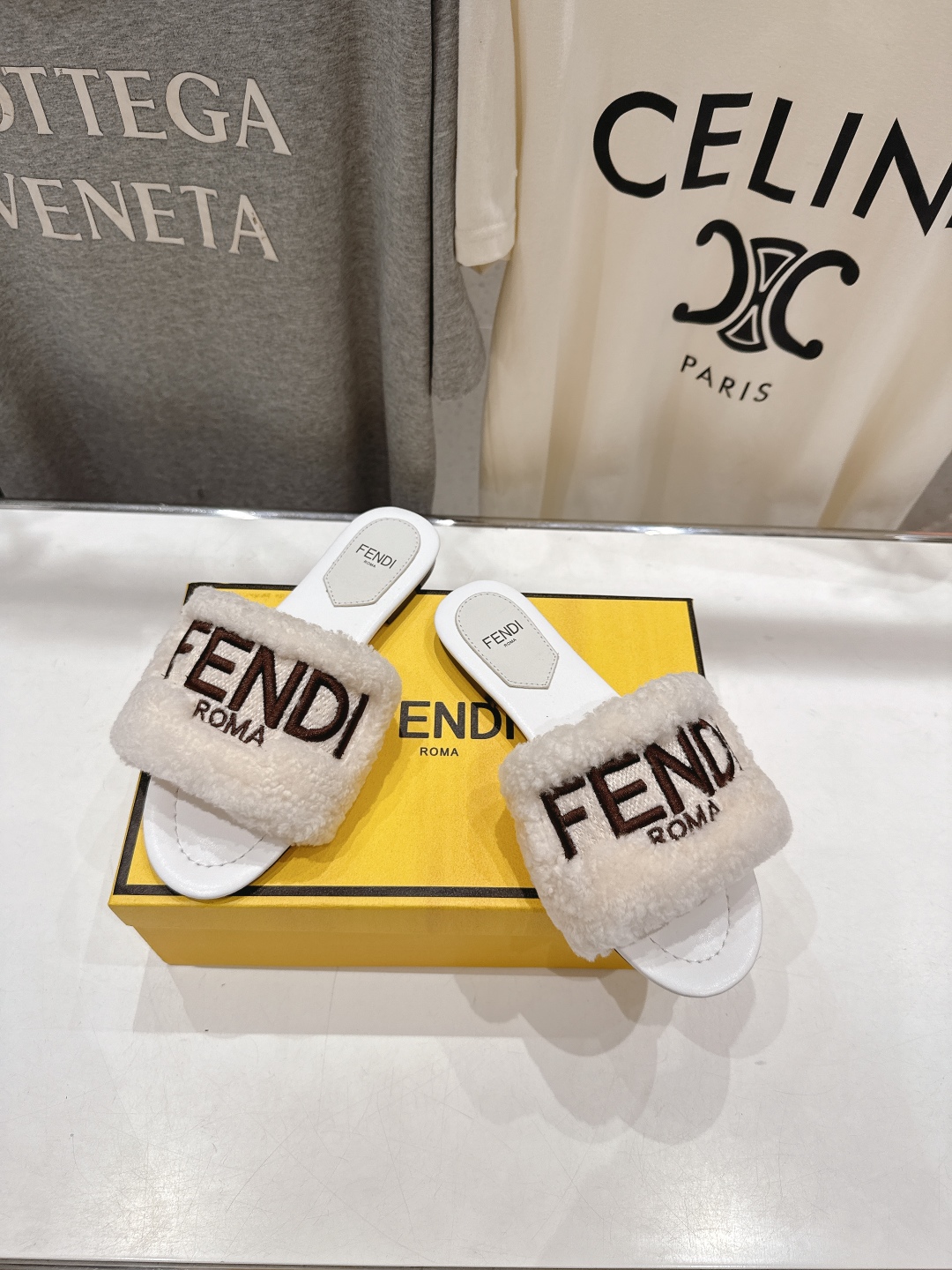 高版本出厂  
  Fendi/芬迪2025ss秋冬新款居家平底毛毛拖鞋，真是好玩好看好萌哒
原版复刻精