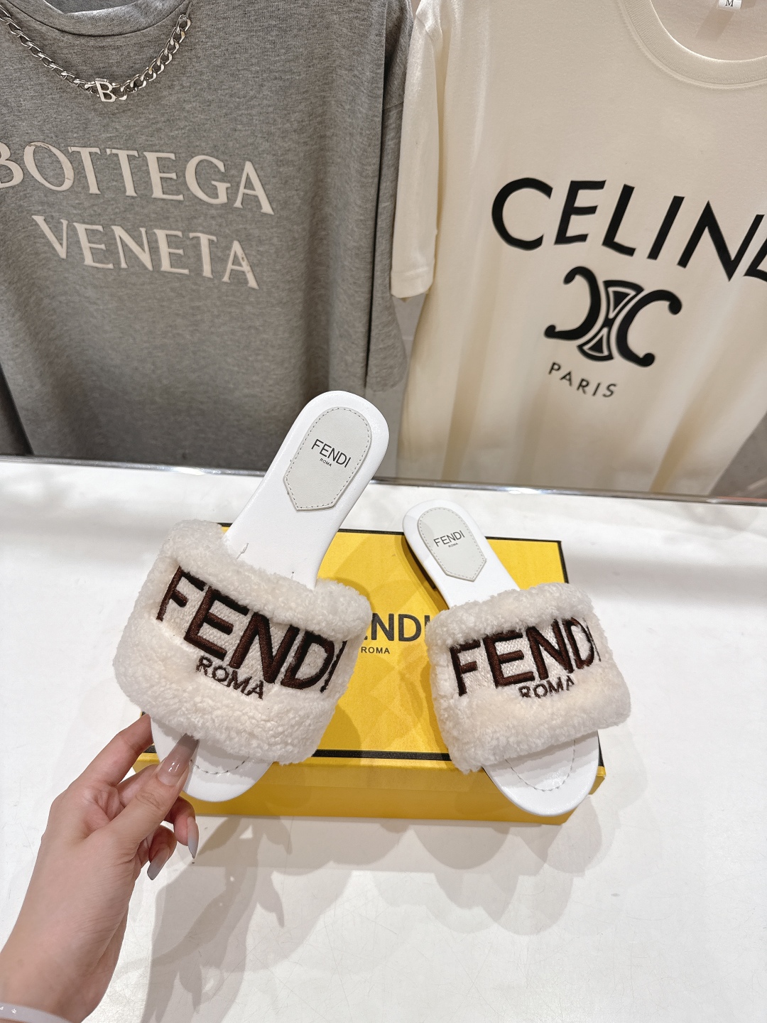 高版本出厂  
  Fendi/芬迪2025ss秋冬新款居家平底毛毛拖鞋，真是好玩好看好萌哒
原版复刻精