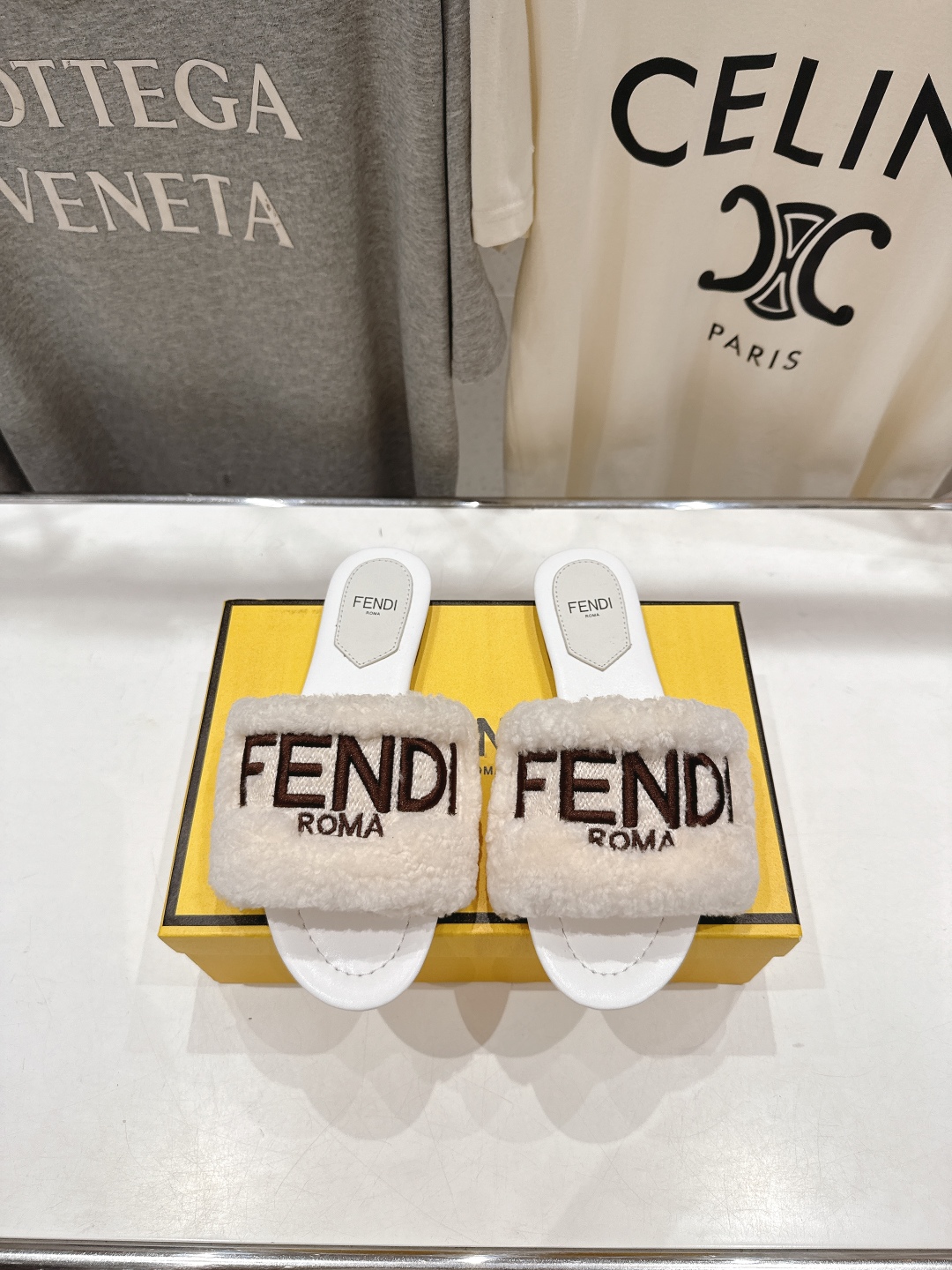 高版本出厂  
  Fendi/芬迪2025ss秋冬新款居家平底毛毛拖鞋，真是好玩好看好萌哒
原版复刻精