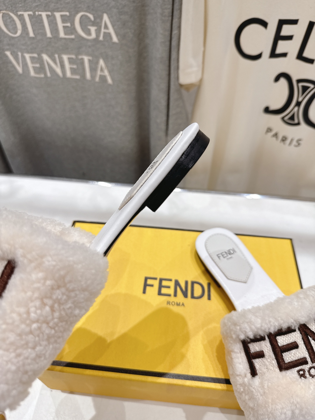 高版本出厂  
  Fendi/芬迪2025ss秋冬新款居家平底毛毛拖鞋，真是好玩好看好萌哒
原版复刻精