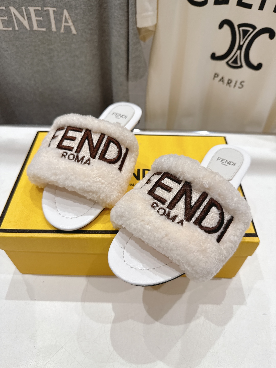 高版本出厂  
  Fendi/芬迪2025ss秋冬新款居家平底毛毛拖鞋，真是好玩好看好萌哒
原版复刻精