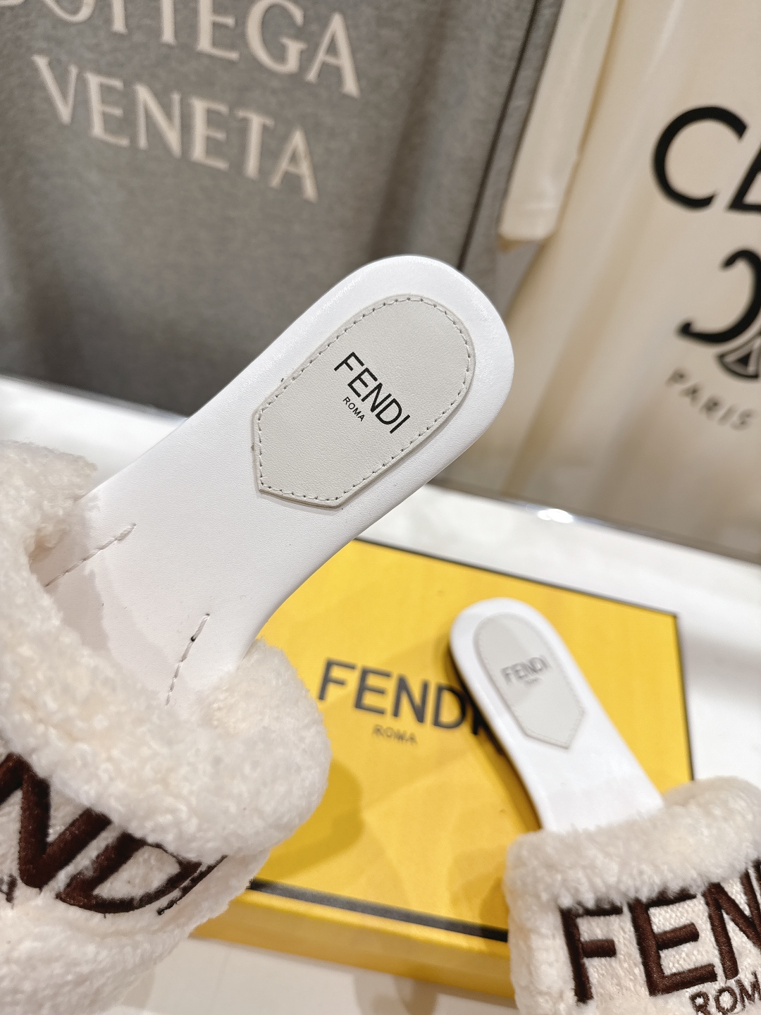 高版本出厂  
  Fendi/芬迪2025ss秋冬新款居家平底毛毛拖鞋，真是好玩好看好萌哒
原版复刻精