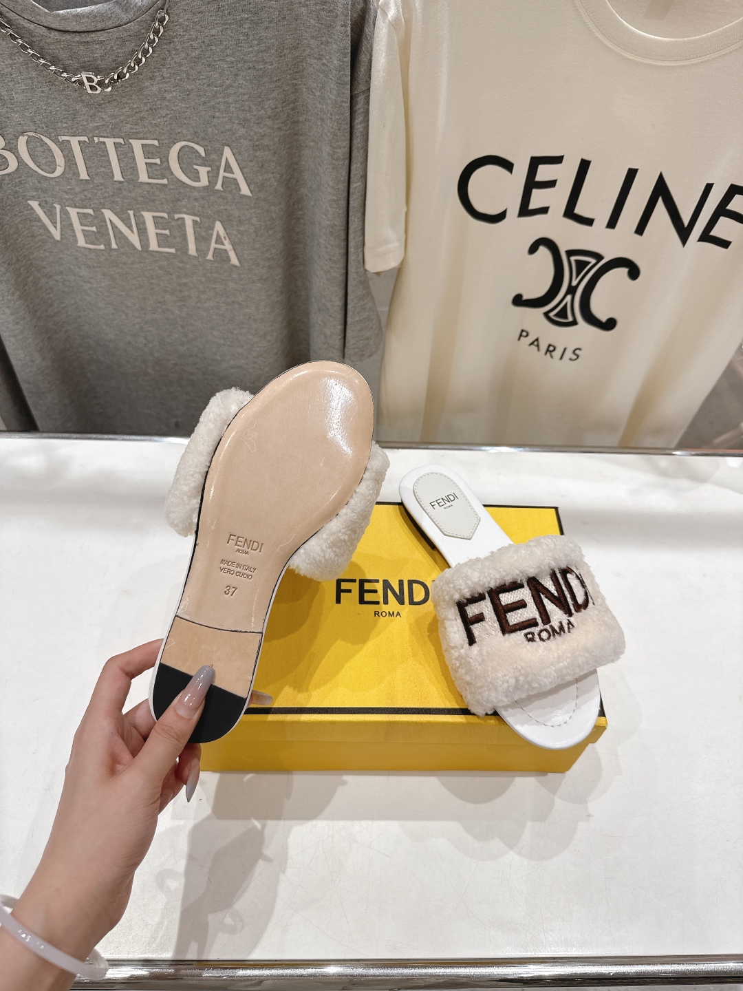 高版本出厂  
  Fendi/芬迪2025ss秋冬新款居家平底毛毛拖鞋，真是好玩好看好萌哒
原版复刻精