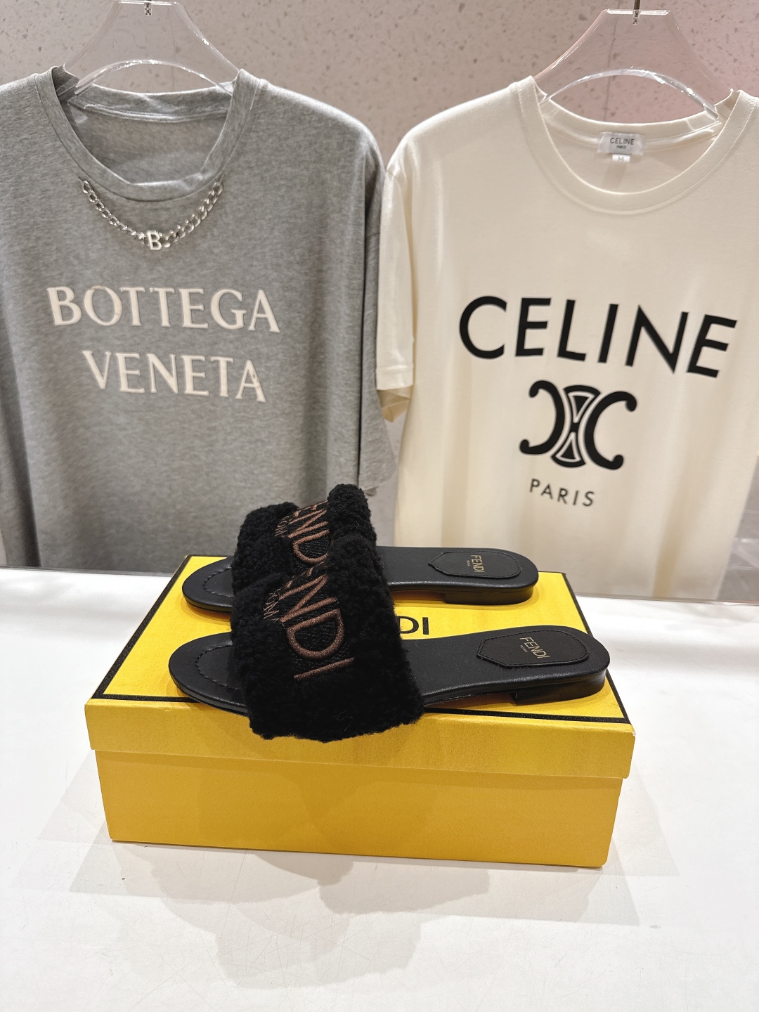 高版本出厂  
  Fendi/芬迪2025ss秋冬新款居家平底毛毛拖鞋，真是好玩好看好萌哒
原版复刻精