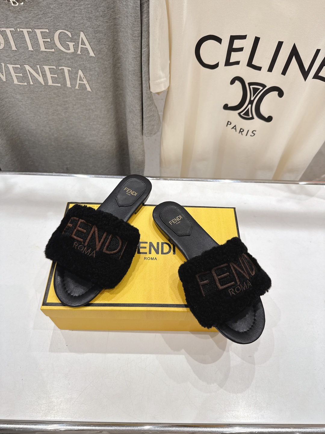 高版本出厂  
  Fendi/芬迪2025ss秋冬新款居家平底毛毛拖鞋，真是好玩好看好萌哒
原版复刻精
