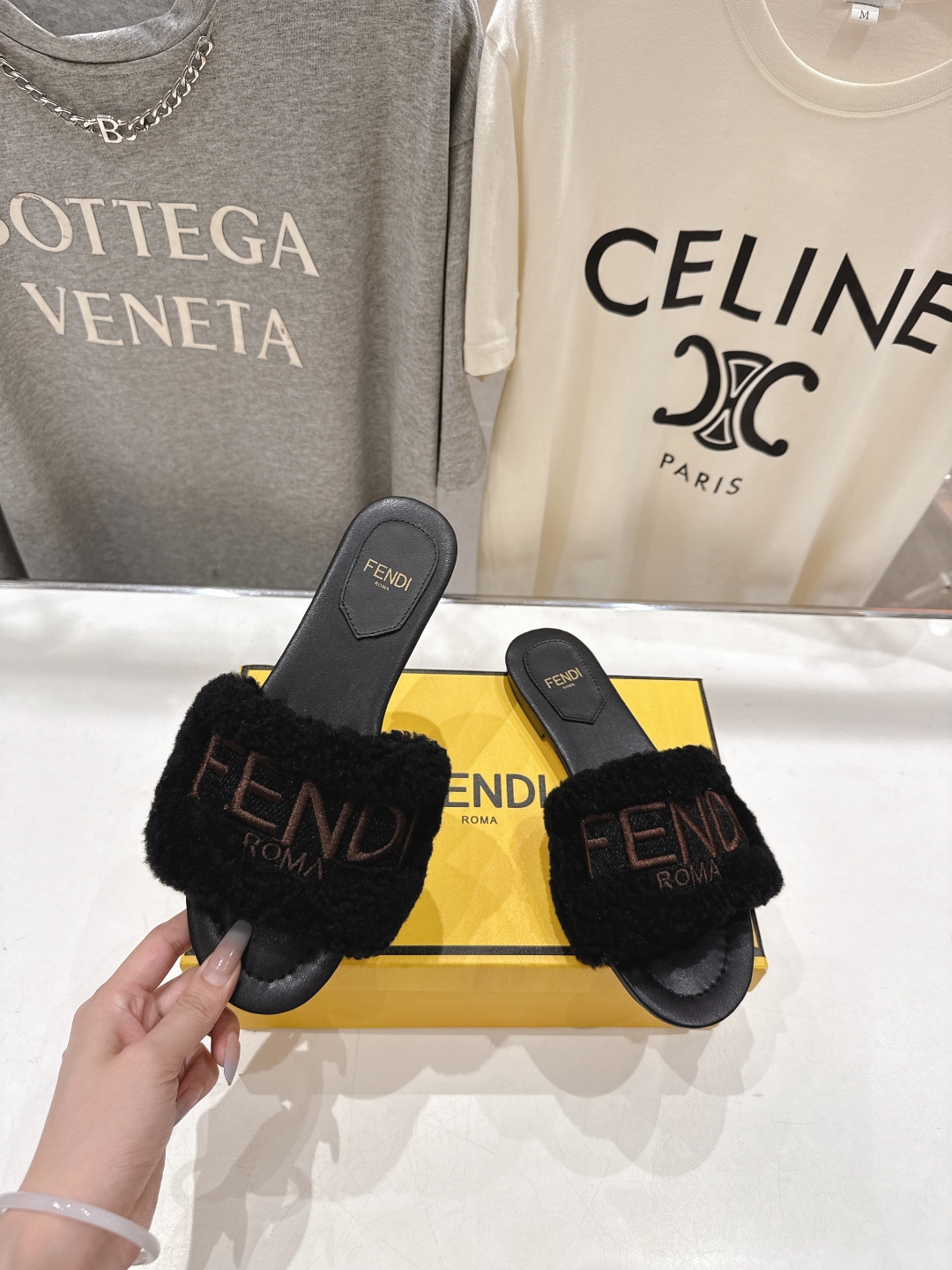 高版本出厂  
  Fendi/芬迪2025ss秋冬新款居家平底毛毛拖鞋，真是好玩好看好萌哒
原版复刻精