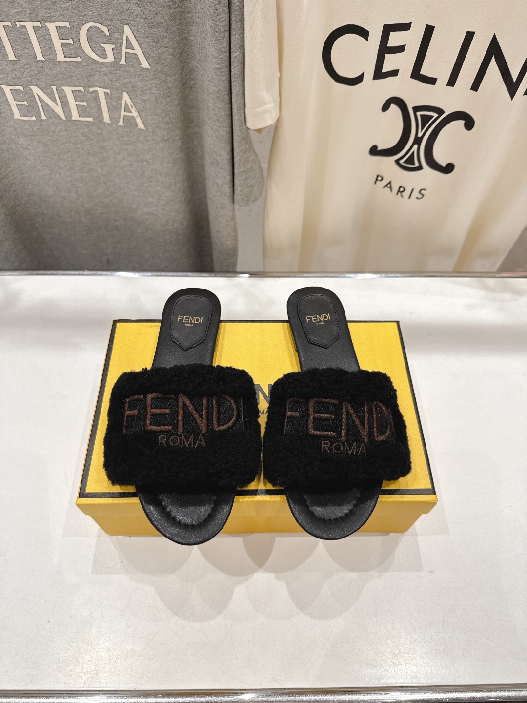 高版本出厂  
  Fendi/芬迪2025ss秋冬新款居家平底毛毛拖鞋，真是好玩好看好萌哒
原版复刻精