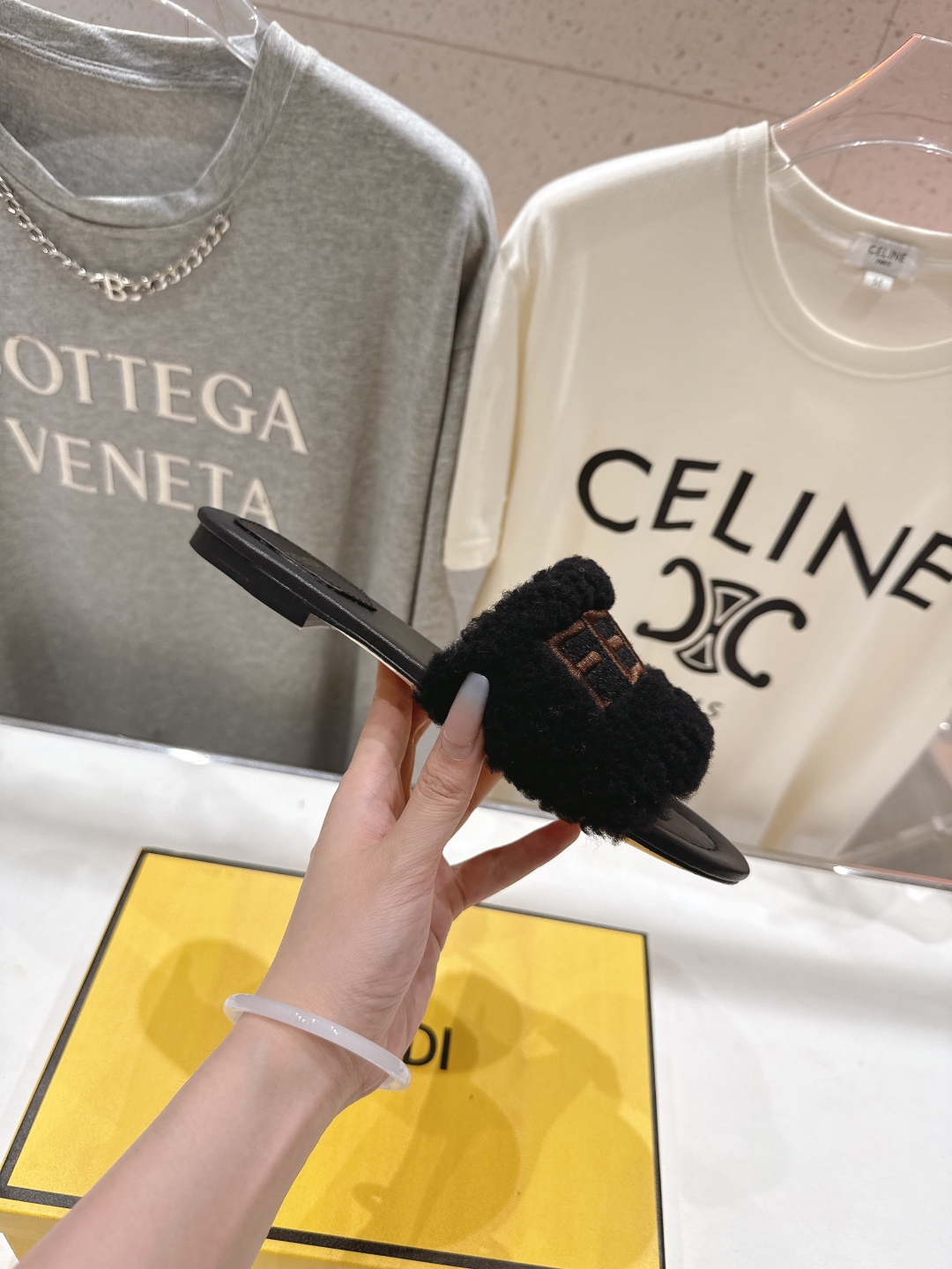 高版本出厂  
  Fendi/芬迪2025ss秋冬新款居家平底毛毛拖鞋，真是好玩好看好萌哒
原版复刻精