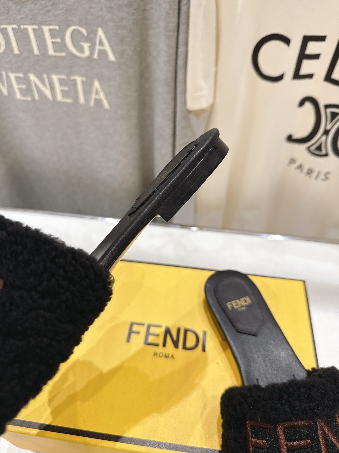 高版本出厂  
  Fendi/芬迪2025ss秋冬新款居家平底毛毛拖鞋，真是好玩好看好萌哒
原版复刻精