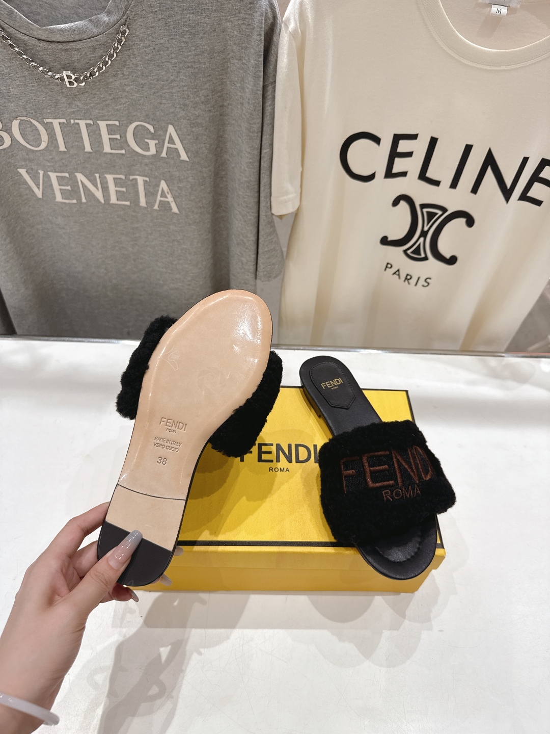 高版本出厂  
  Fendi/芬迪2025ss秋冬新款居家平底毛毛拖鞋，真是好玩好看好萌哒
原版复刻精