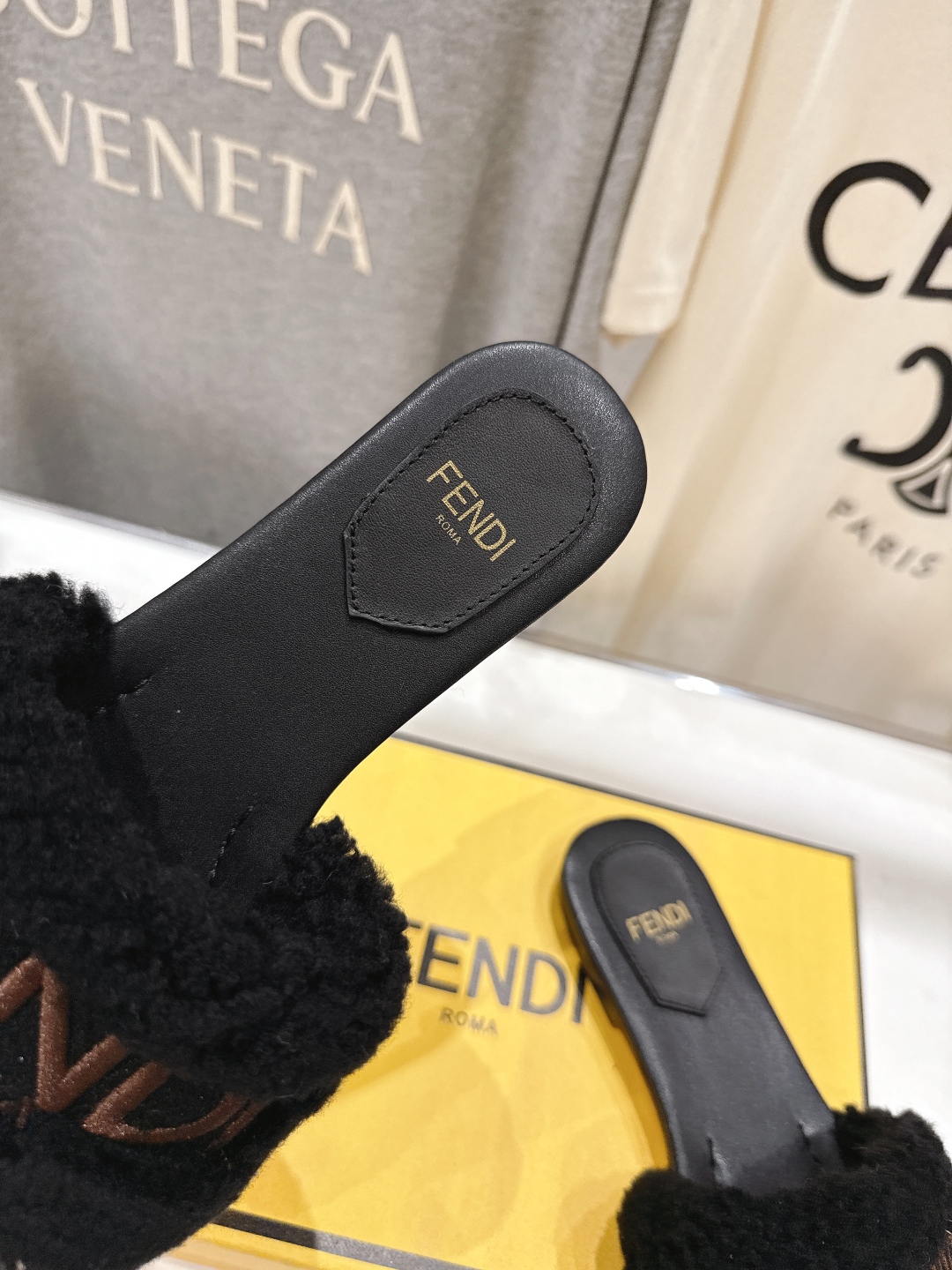 高版本出厂  
  Fendi/芬迪2025ss秋冬新款居家平底毛毛拖鞋，真是好玩好看好萌哒
原版复刻精