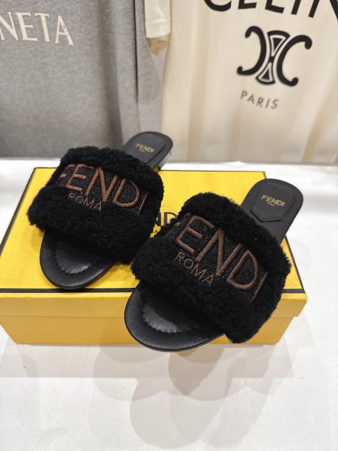 高版本出厂  
  Fendi/芬迪2025ss秋冬新款居家平底毛毛拖鞋，真是好玩好看好萌哒
原版复刻精