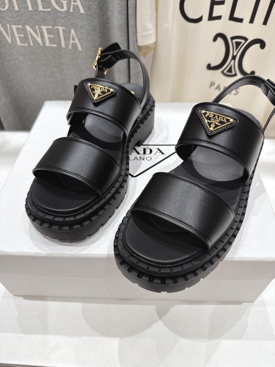 高版本出厂
 Prada/普拉达2025ss夏季新款复古风沙滩厚底凉鞋
这个鞋型真的属于经典不会过时的设