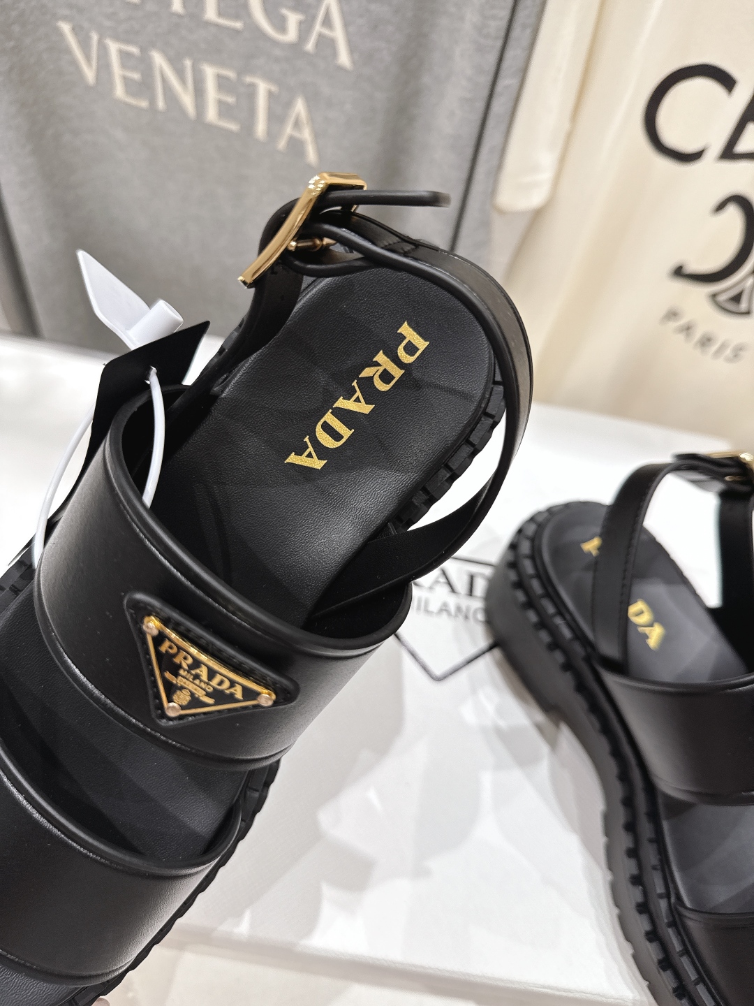 高版本出厂
 Prada/普拉达2025ss夏季新款复古风沙滩厚底凉鞋
这个鞋型真的属于经典不会过时的设