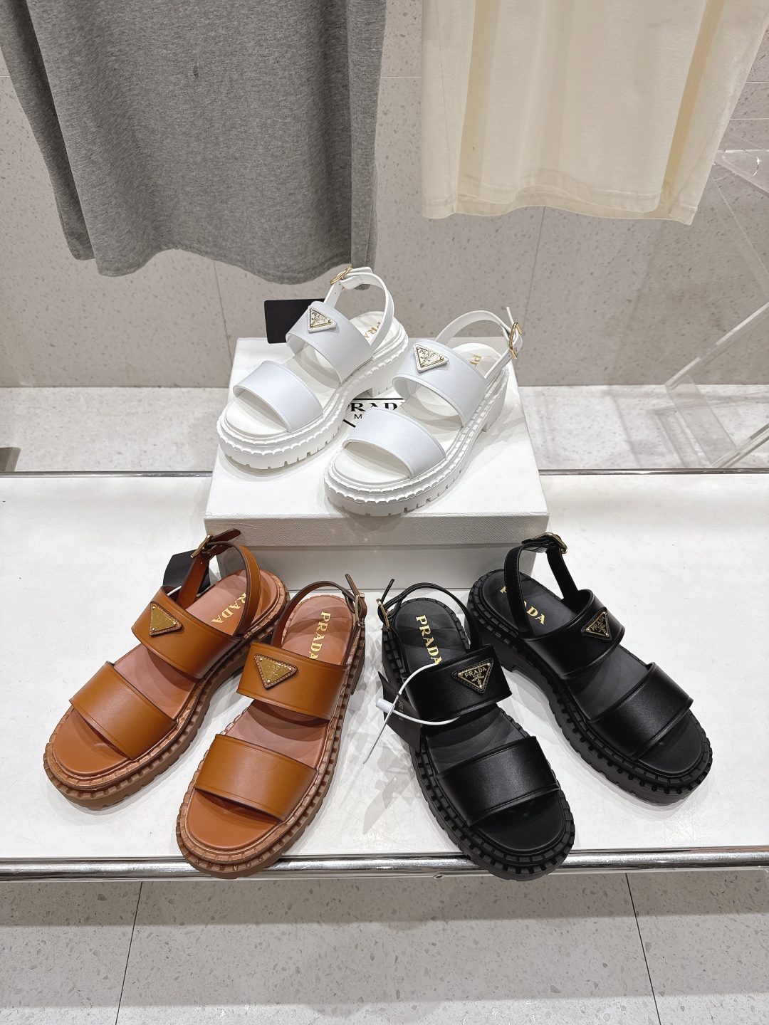 高版本出厂
 Prada/普拉达2025ss夏季新款复古风沙滩厚底凉鞋
这个鞋型真的属于经典不会过时的设
