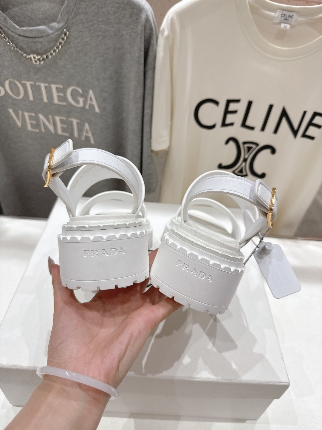 高版本出厂
 Prada/普拉达2025ss夏季新款复古风沙滩厚底凉鞋
这个鞋型真的属于经典不会过时的设