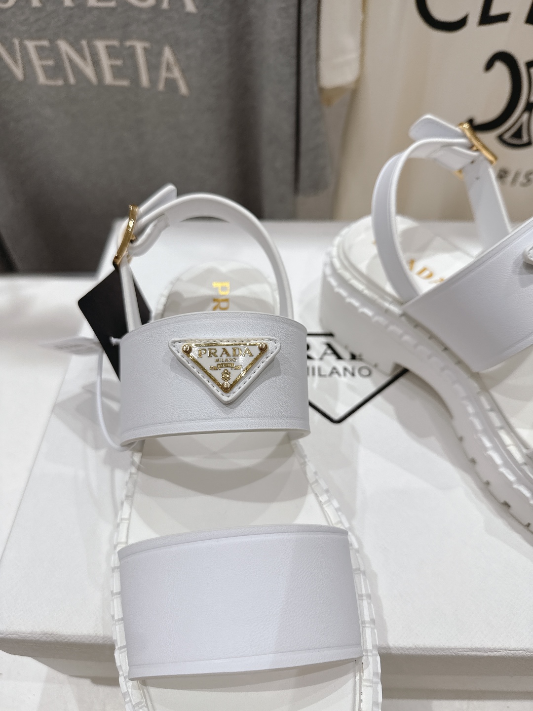 高版本出厂
 Prada/普拉达2025ss夏季新款复古风沙滩厚底凉鞋
这个鞋型真的属于经典不会过时的设