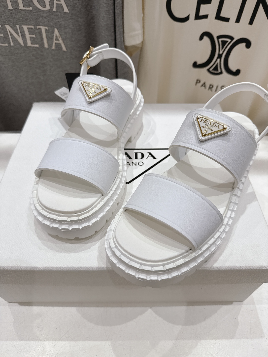 高版本出厂
 Prada/普拉达2025ss夏季新款复古风沙滩厚底凉鞋
这个鞋型真的属于经典不会过时的设