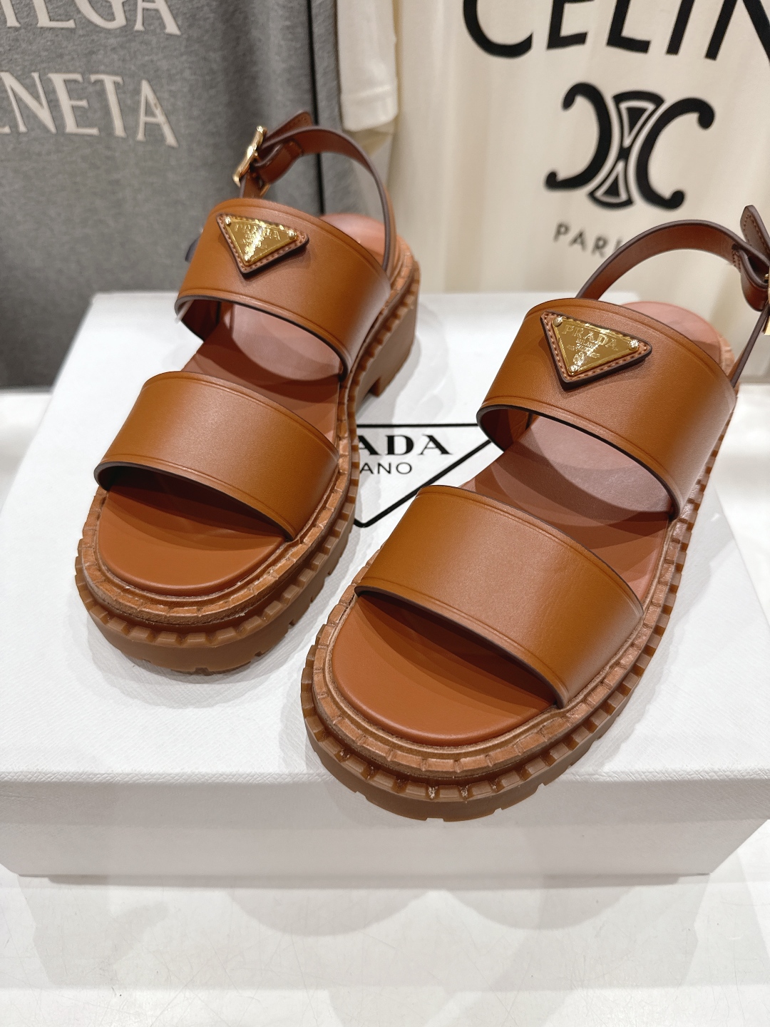 高版本出厂
 Prada/普拉达2025ss夏季新款复古风沙滩厚底凉鞋
这个鞋型真的属于经典不会过时的设