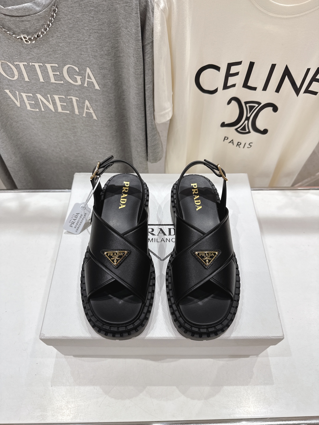 高版本出厂
 Prada/普拉达2025ss夏季新款复古风沙滩厚底凉鞋
这个鞋型真的属于经典不会过时的设